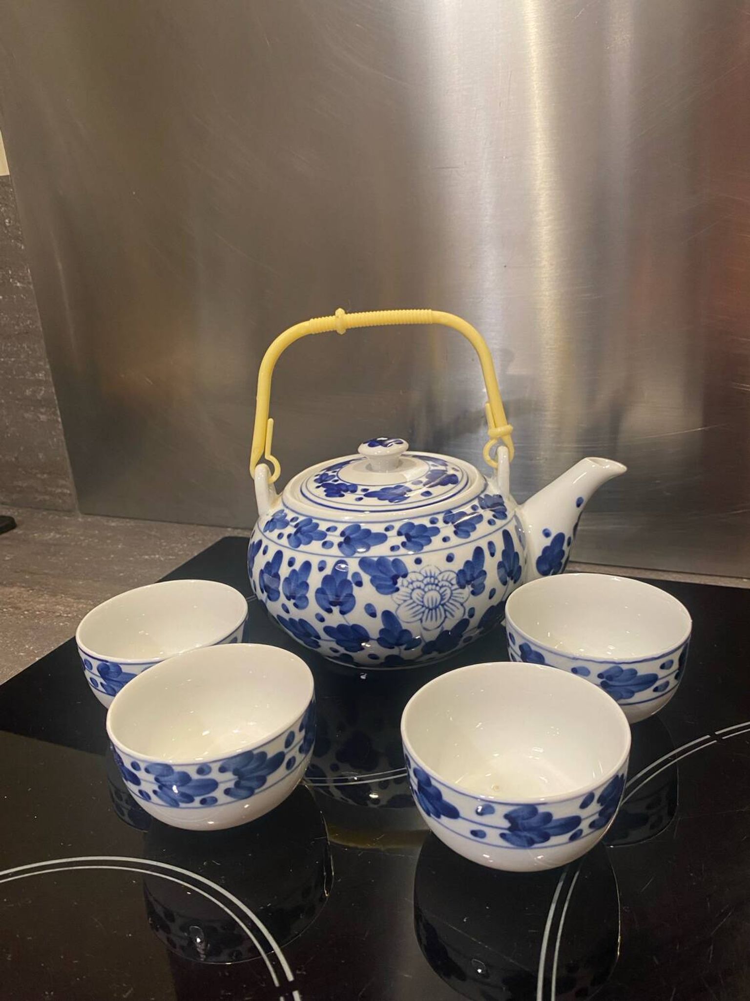 Service à thé en céramique bleue et blanche