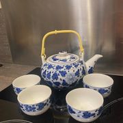 Service à thé en céramique bleue et blanche