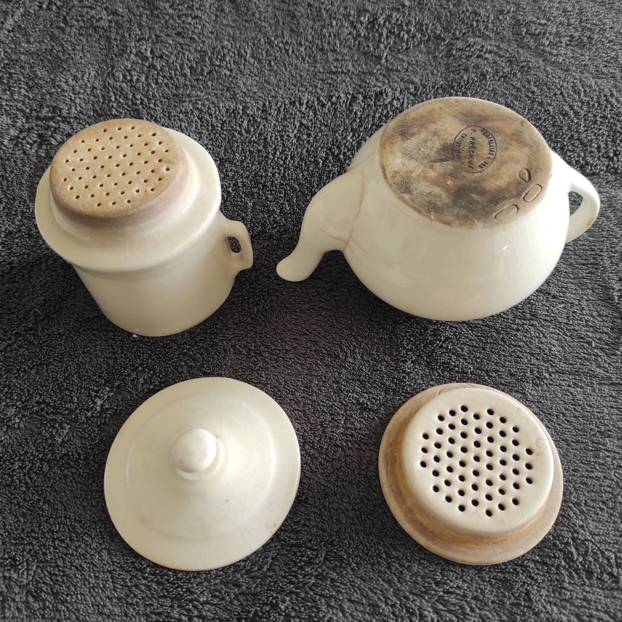 White teapot with filters old and complete p. Precious in Grigny