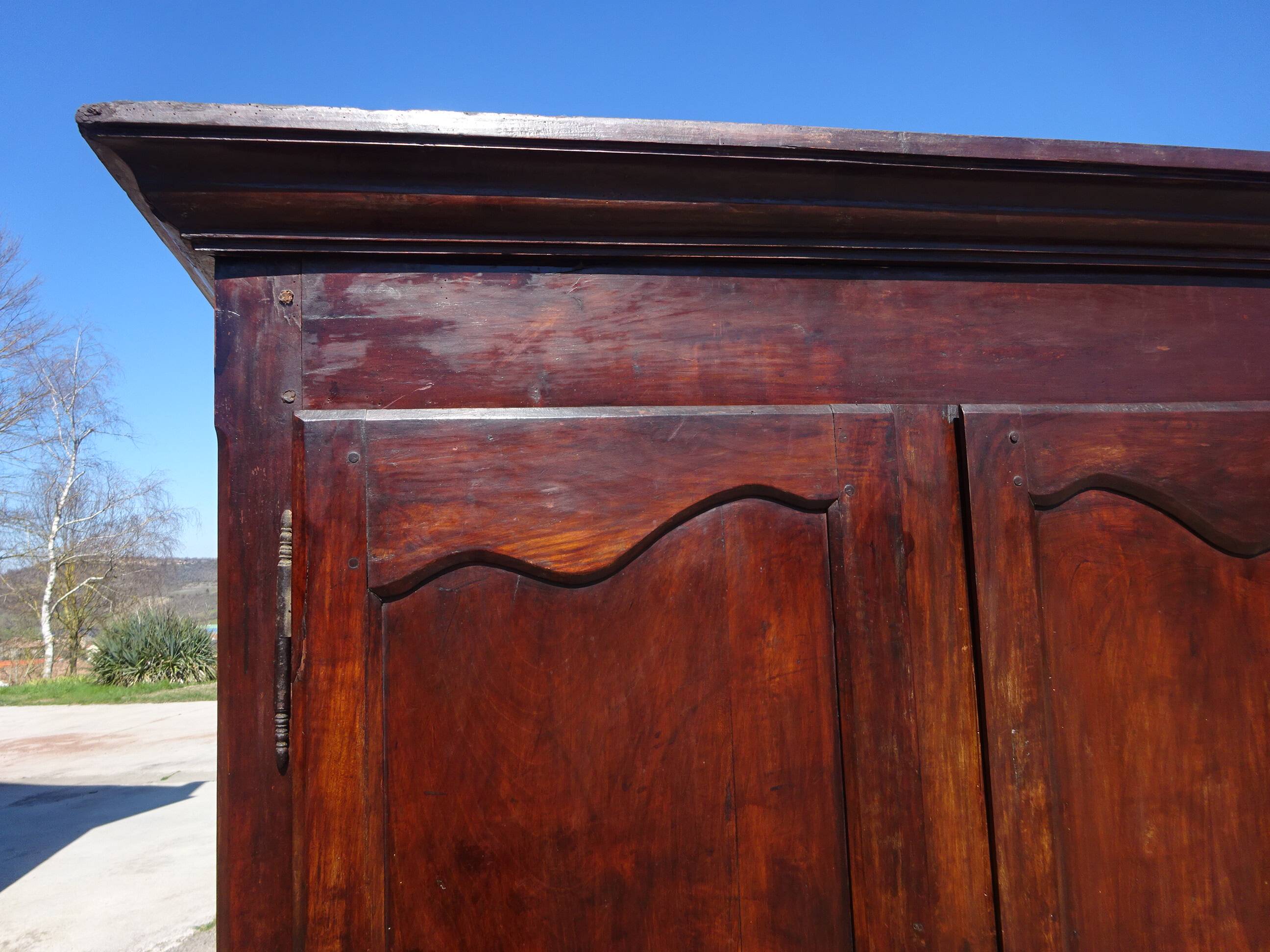 Armoire Louis Philippe en noyer massif