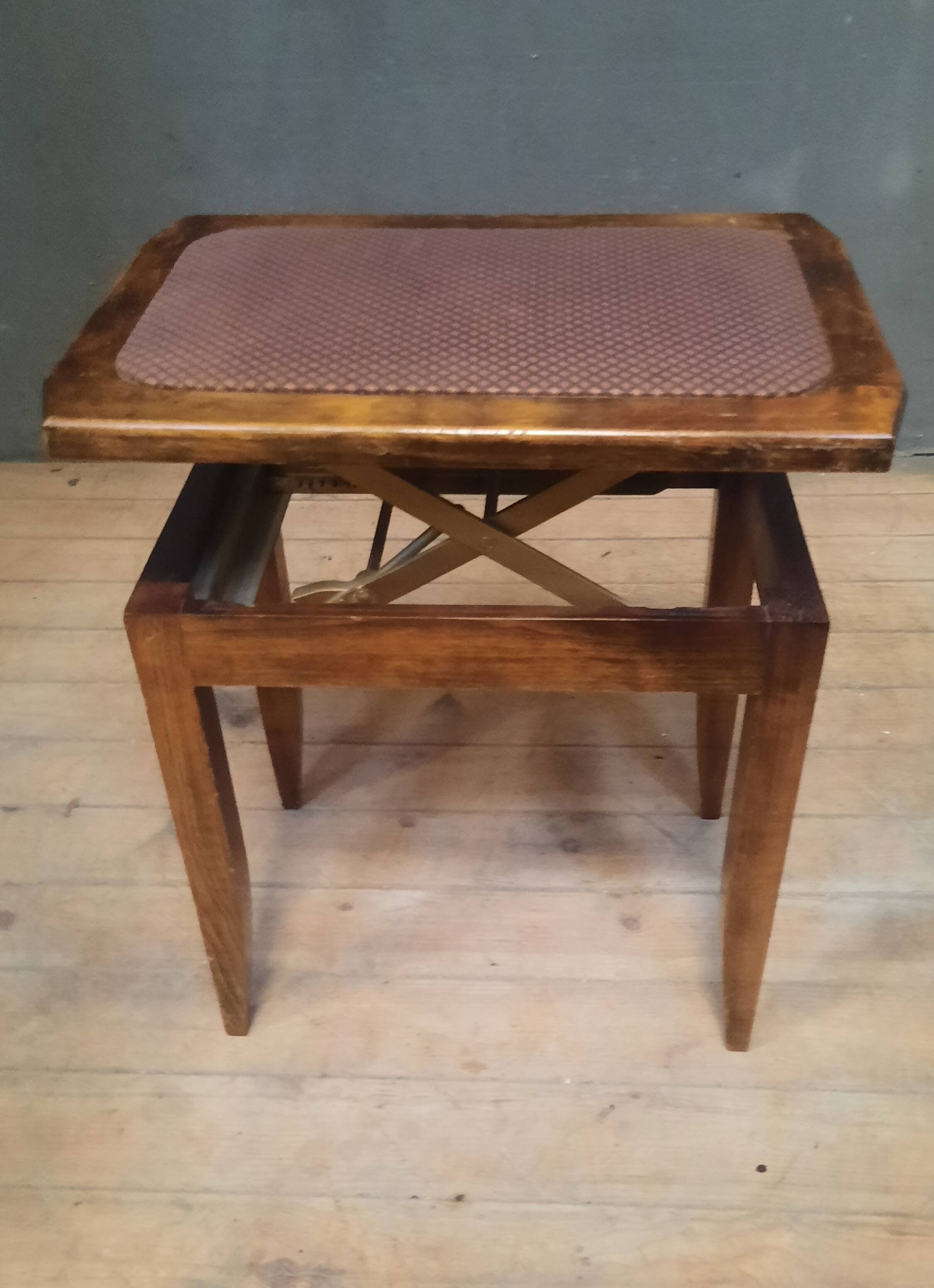 Adjustable height piano stool