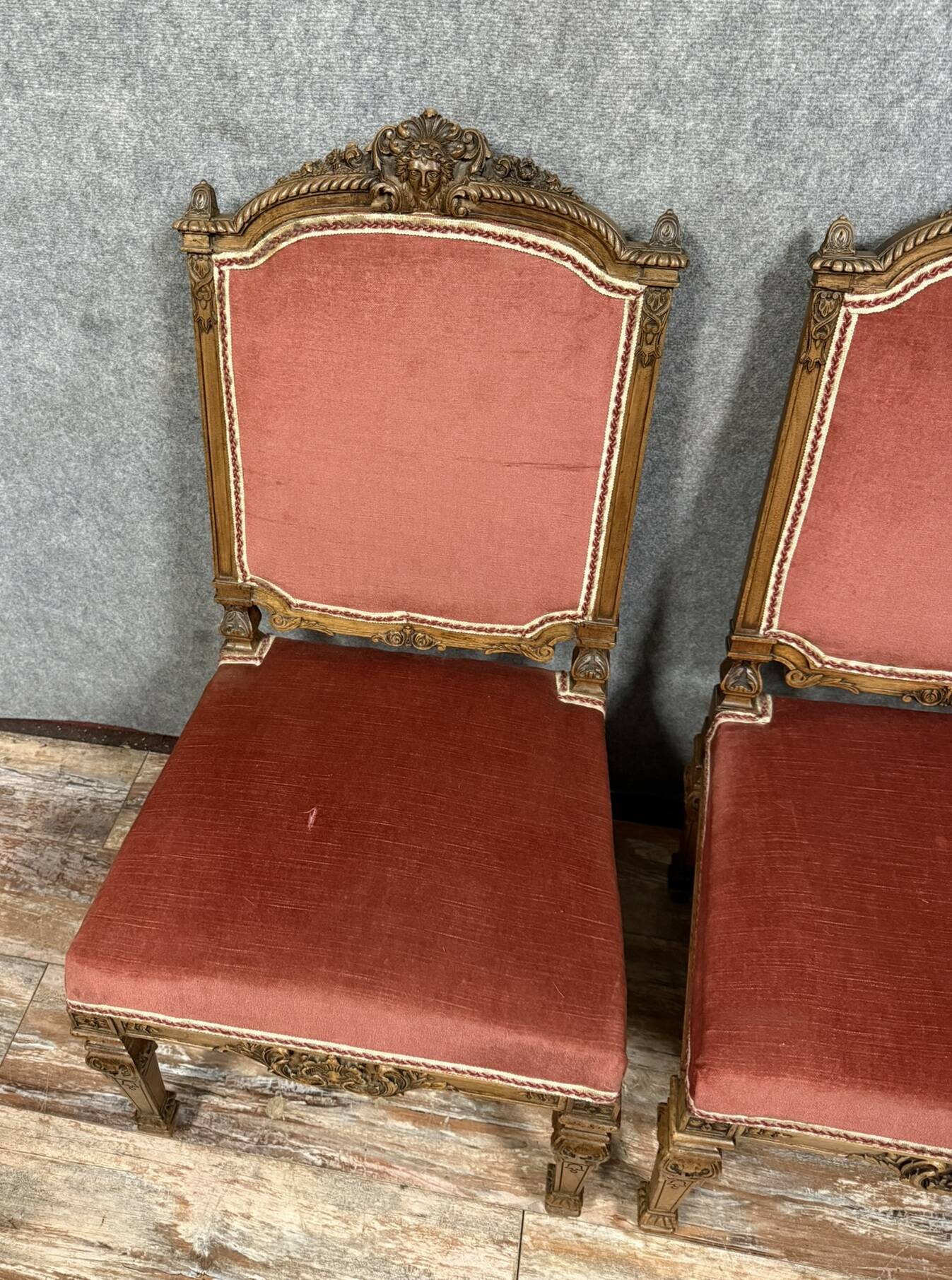 Importante paire de chaises de style Renaissance en bois sculpté
