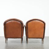 Ensemble de 2 fauteuils en peau de mouton au design art déco avec des couleurs chaudes.