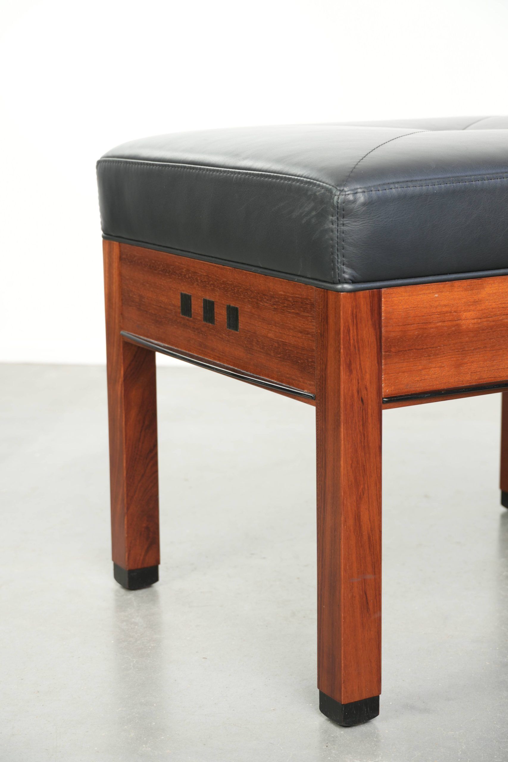 Ottoman en cuir noir au design Art Déco
