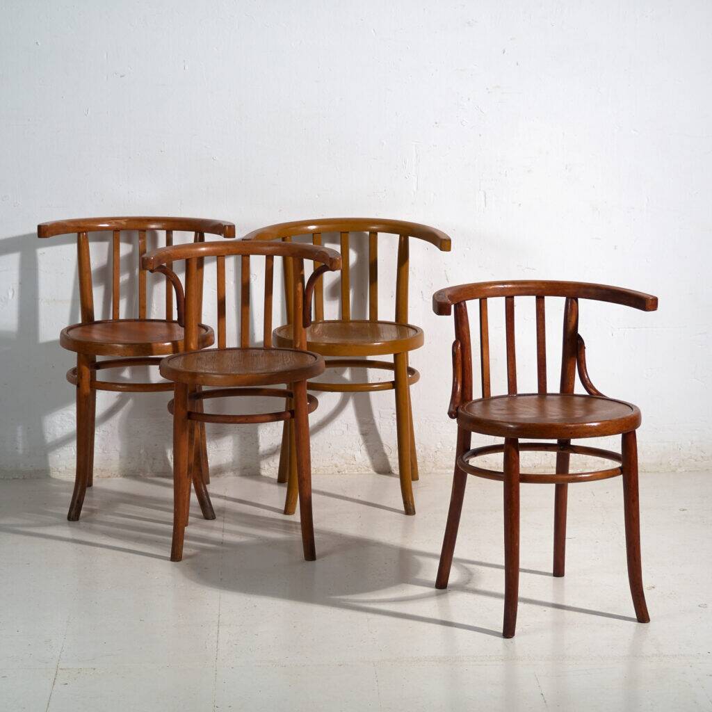 Ensemble de quatre chaises style Thonet en bois courbé – Europe centrale, vers 1920