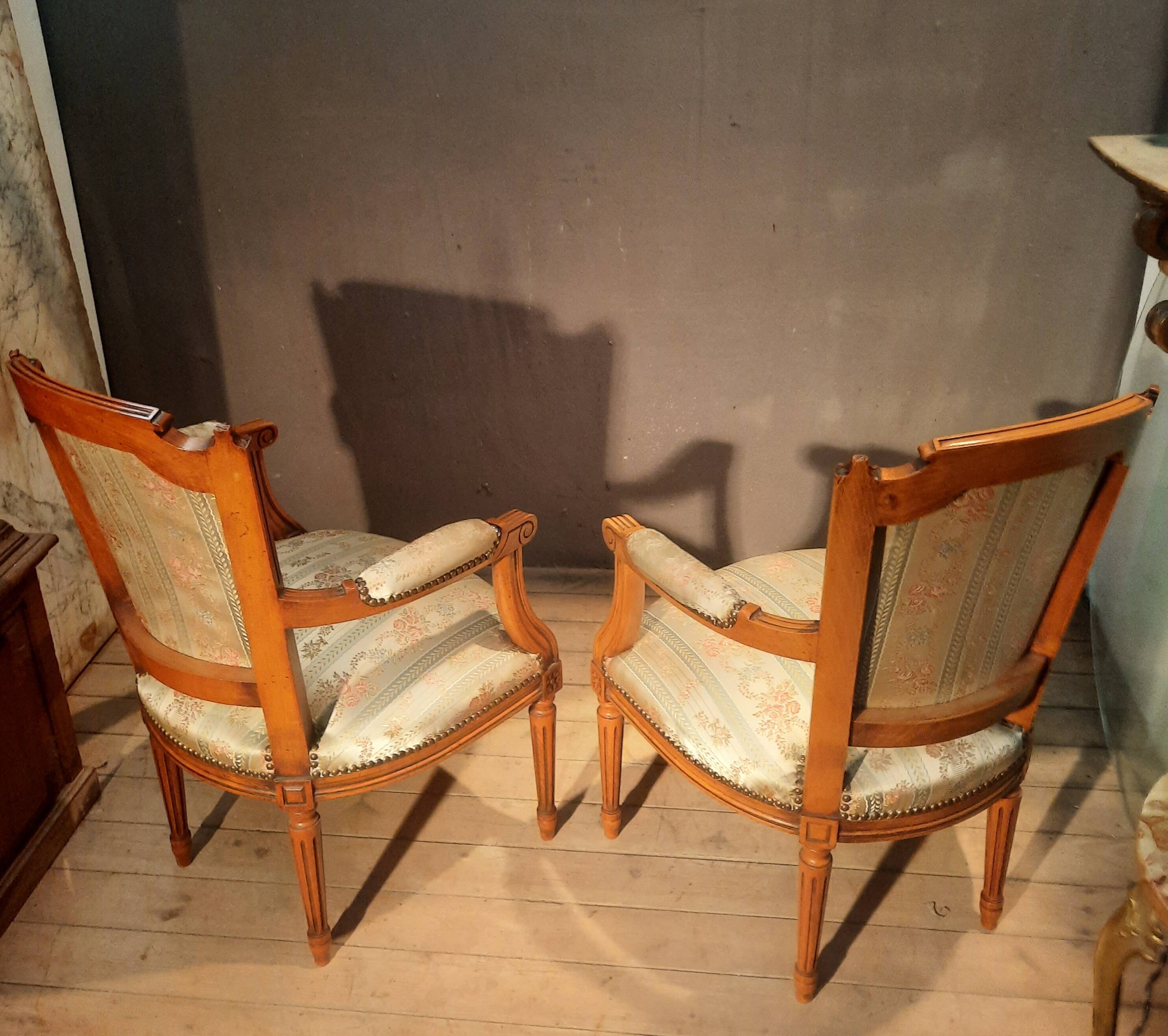 Paire de fauteuil tapissés style Louis XVI