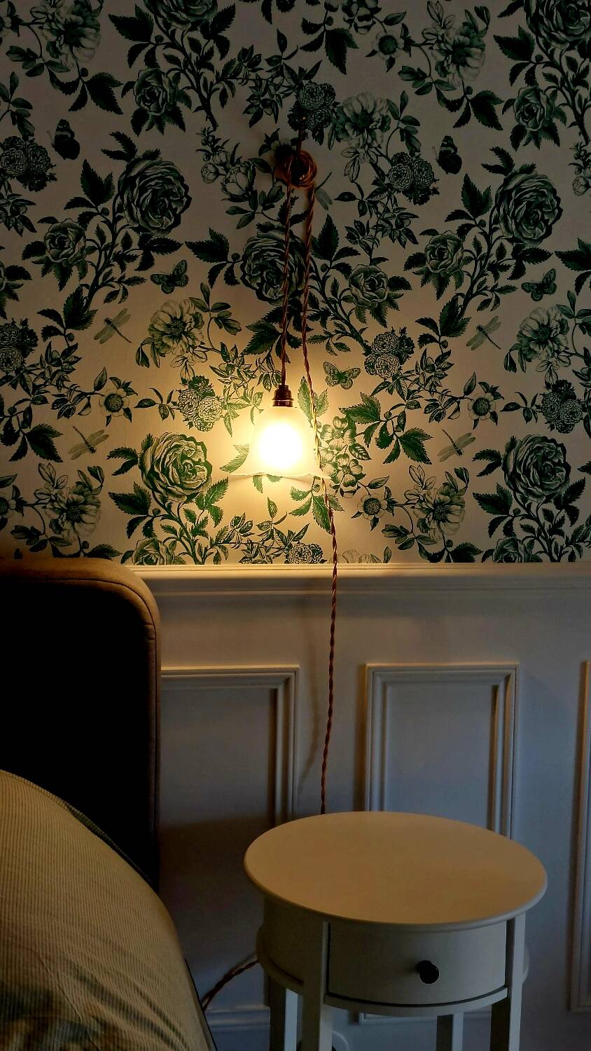 Suspension, glass lamp forming a tulip