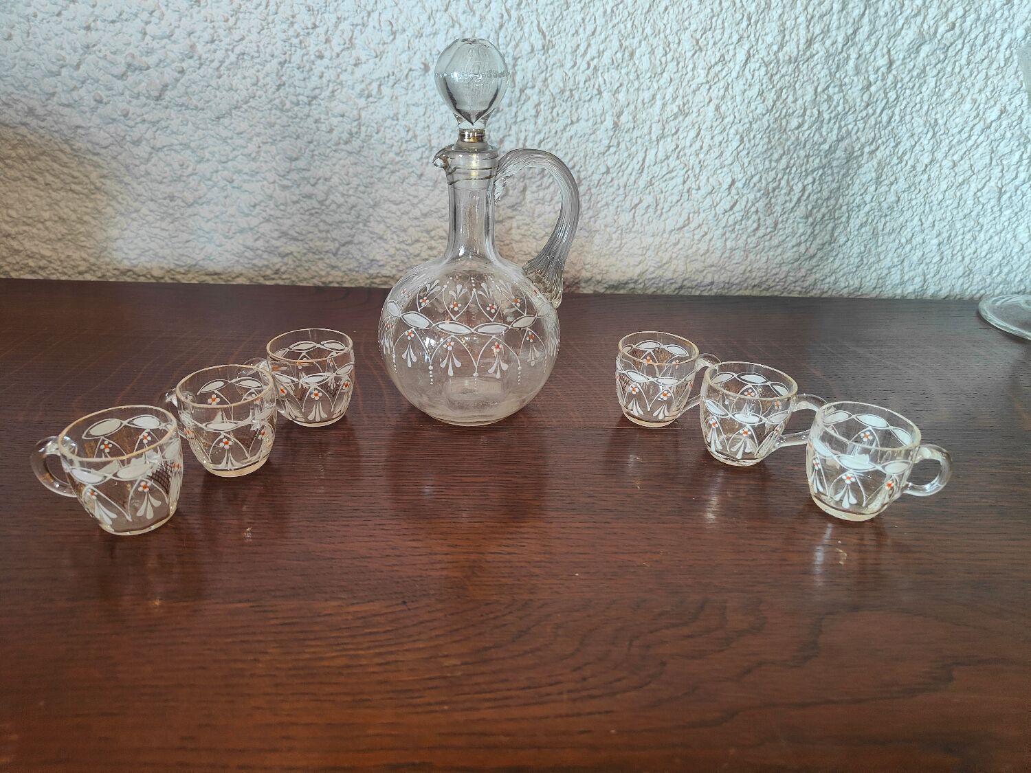 Service à liqueur en verre émaillé de blanc et de orange