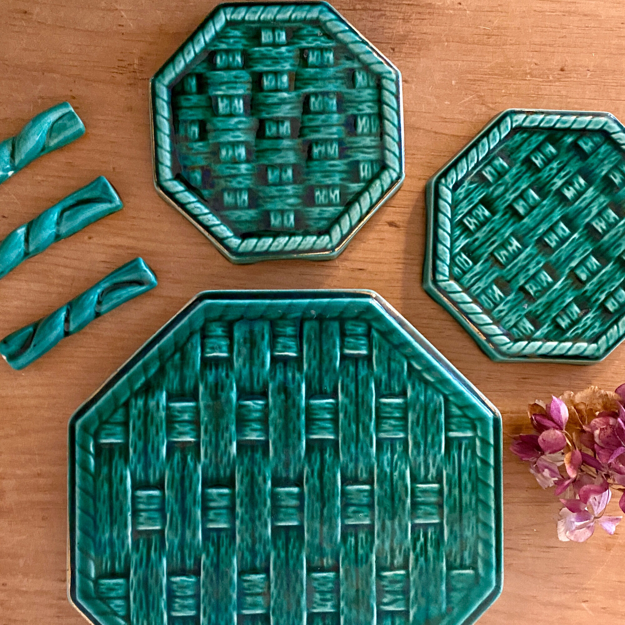 Set de un dessous de plat et deux dessous de bouteille vintage Digoin
