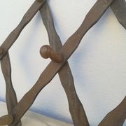 Patères en bois a croisillons