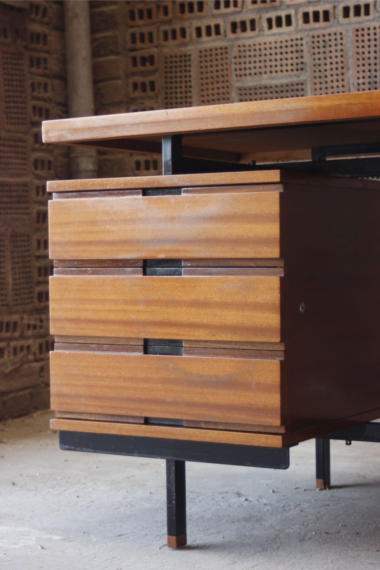 Mahogany veneer desk by Pierre Guariche for Minvielle, 1950s