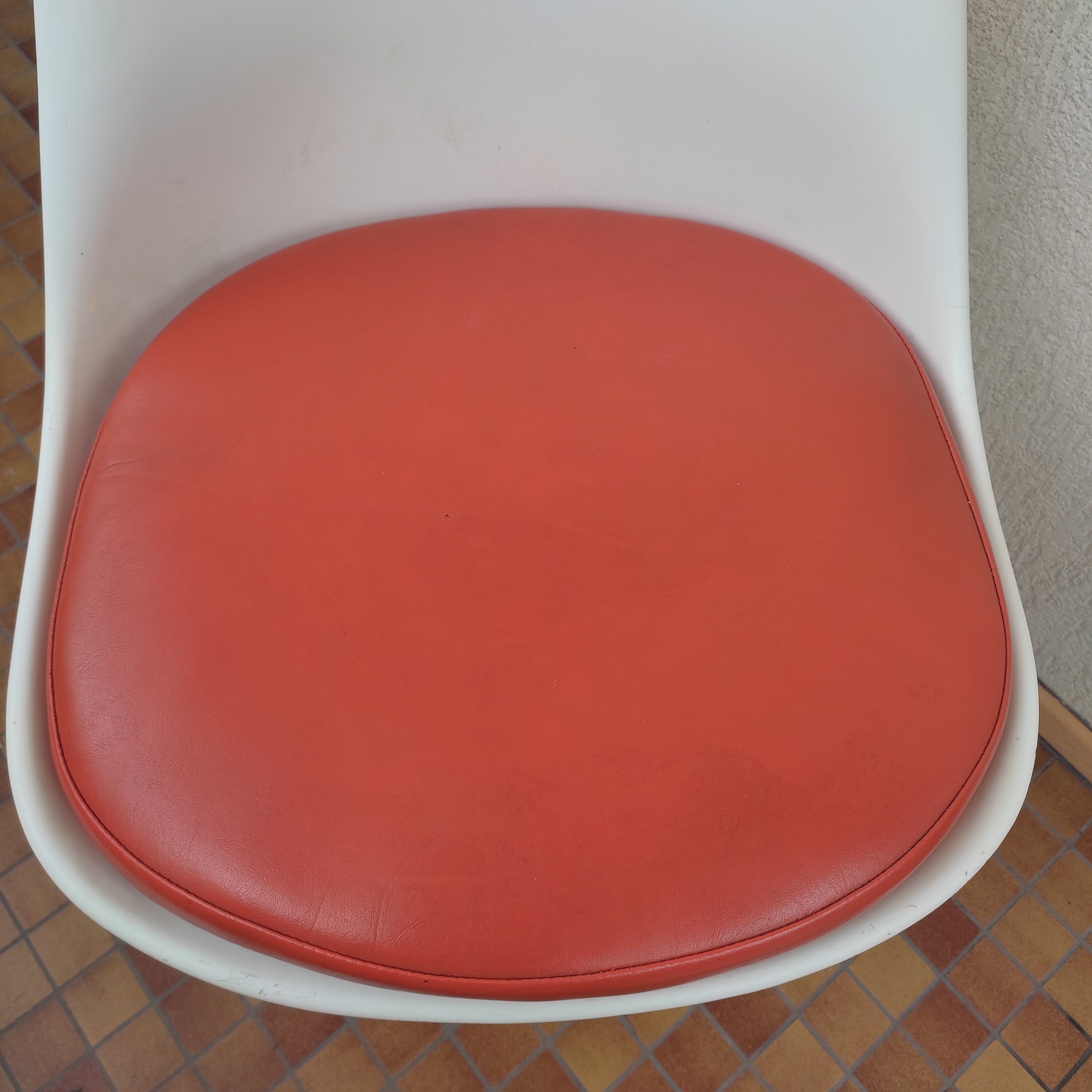 Vintage tulip chair by Eero Saarinen for Knoll