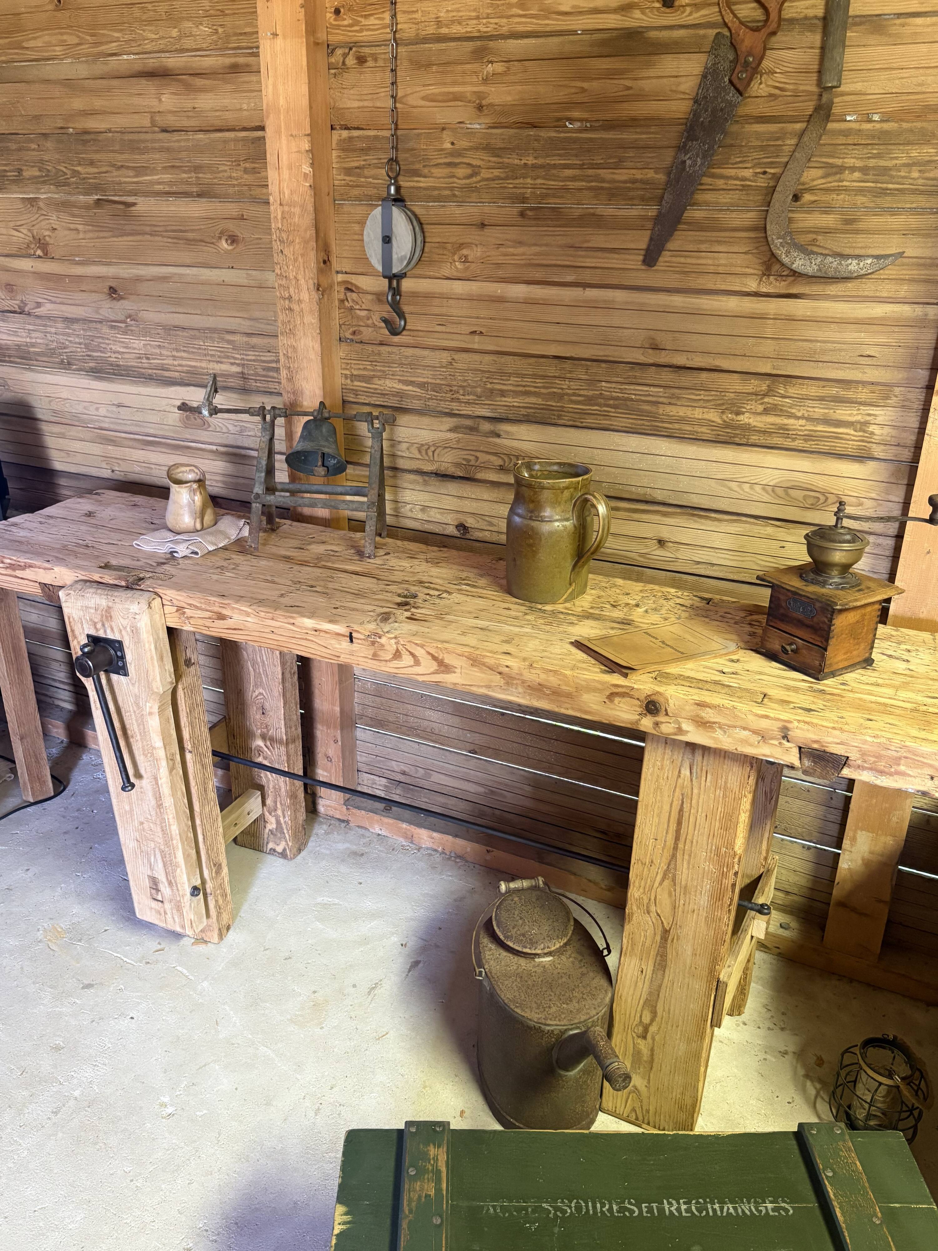 Établi ancien en bois massif avec étau – Authenticité & charme d’atelier