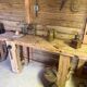 Établi ancien en bois massif avec étau – Authenticité & charme d’atelier