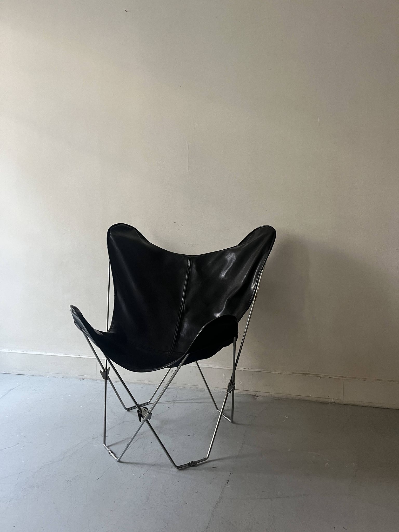 fauteuil design papillon en chrome et cuir noir