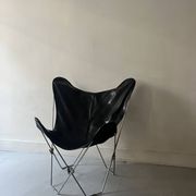 fauteuil design papillon en chrome et cuir noir