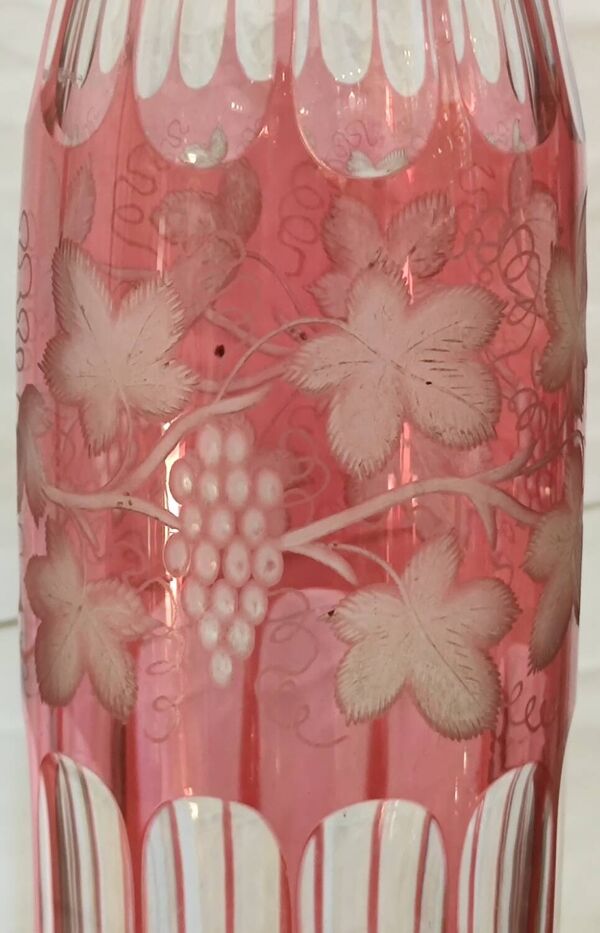 Ancienne carafe cristal Baccarat décor feuilles de vignes raisin