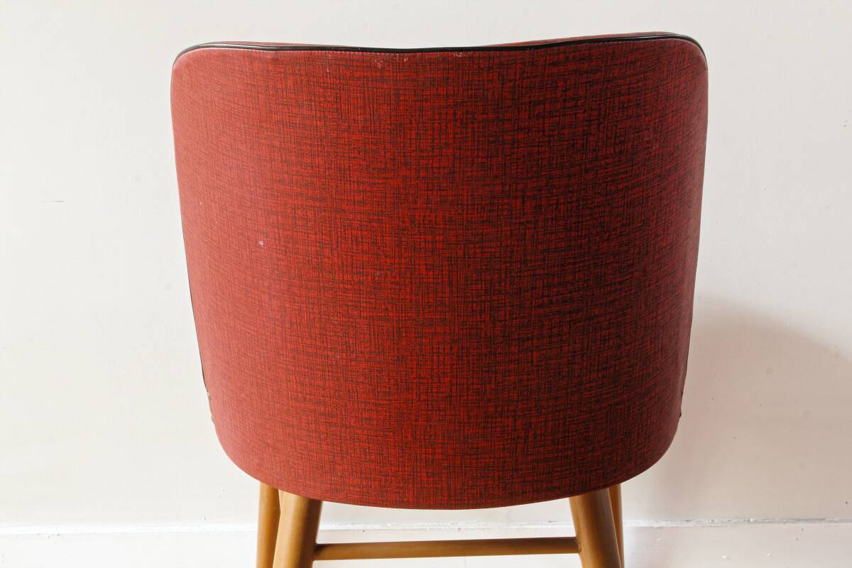 Chaise en skai rouge, pieds compas, années 60