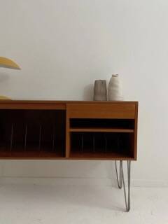 meuble hifi vintage, vinyls ou cahiers A4