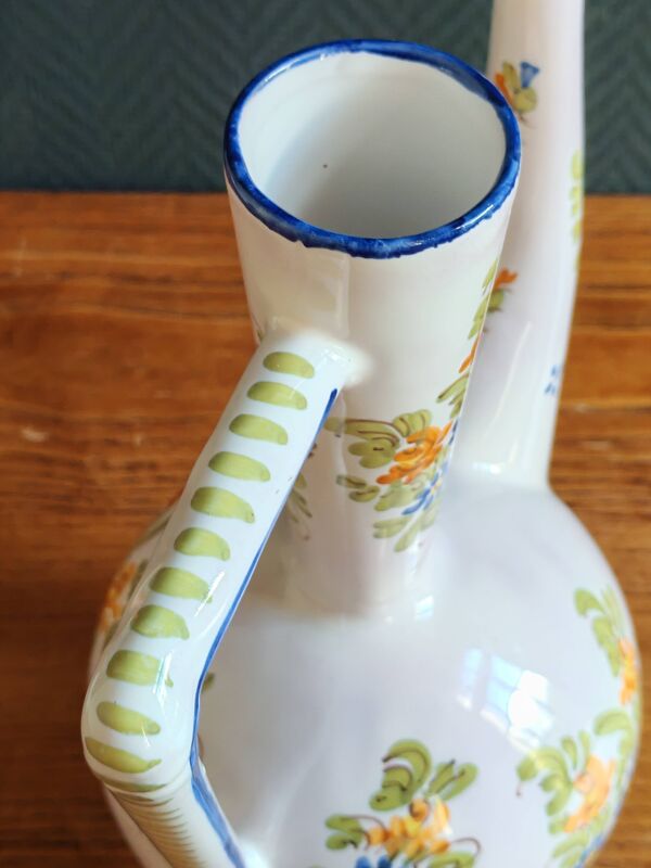 Aiguière, pichet vintage en faïence émaillée à décor floral peint à la main