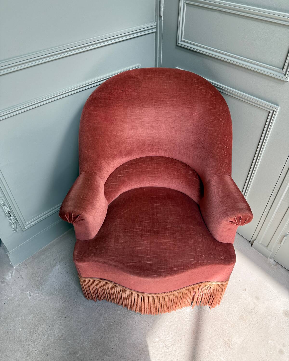 Pink velvet toad chair
