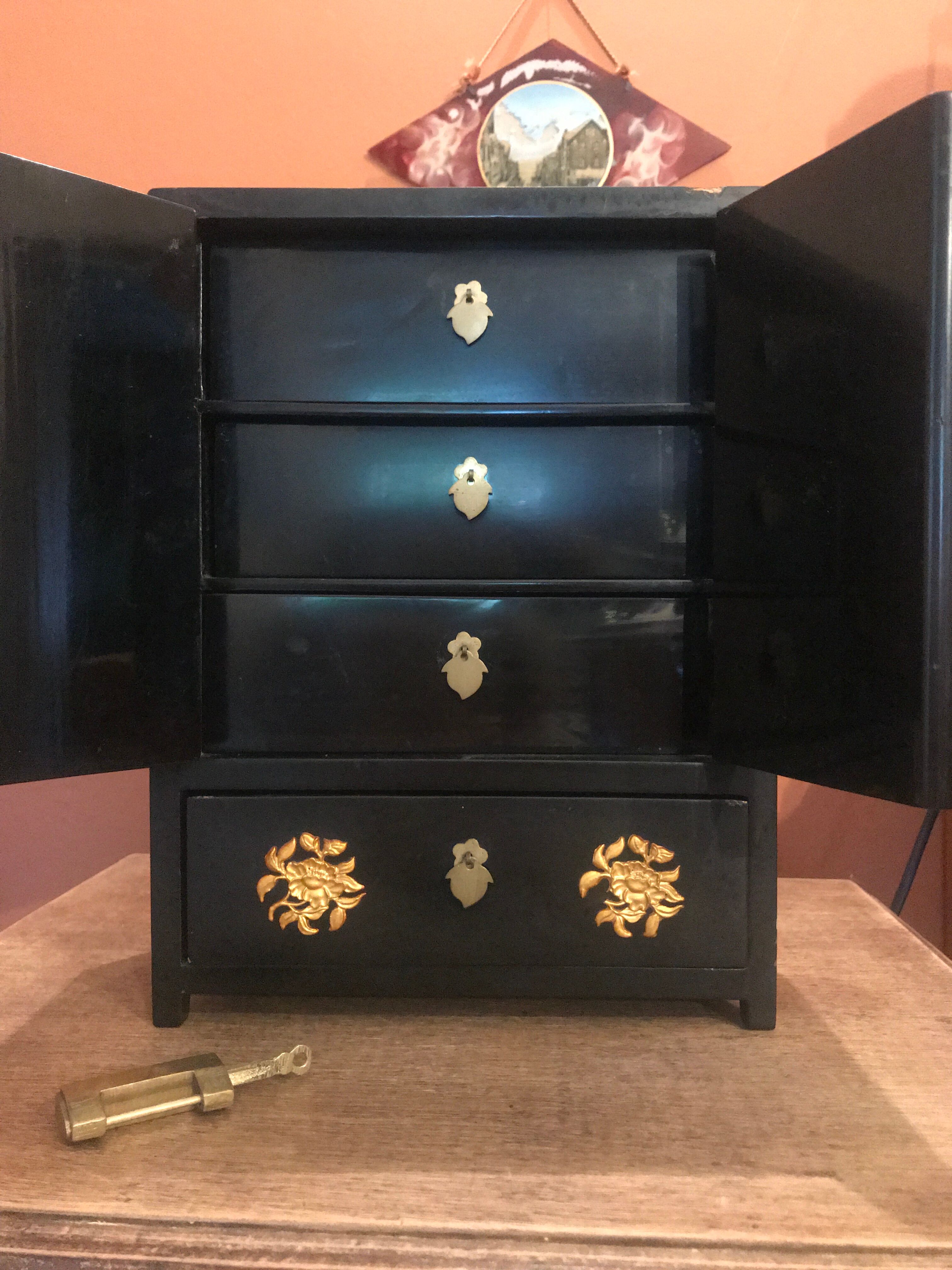 Jewelry box in black lasca