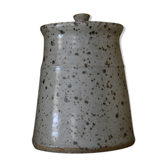 Pot with speckled sandstone lid