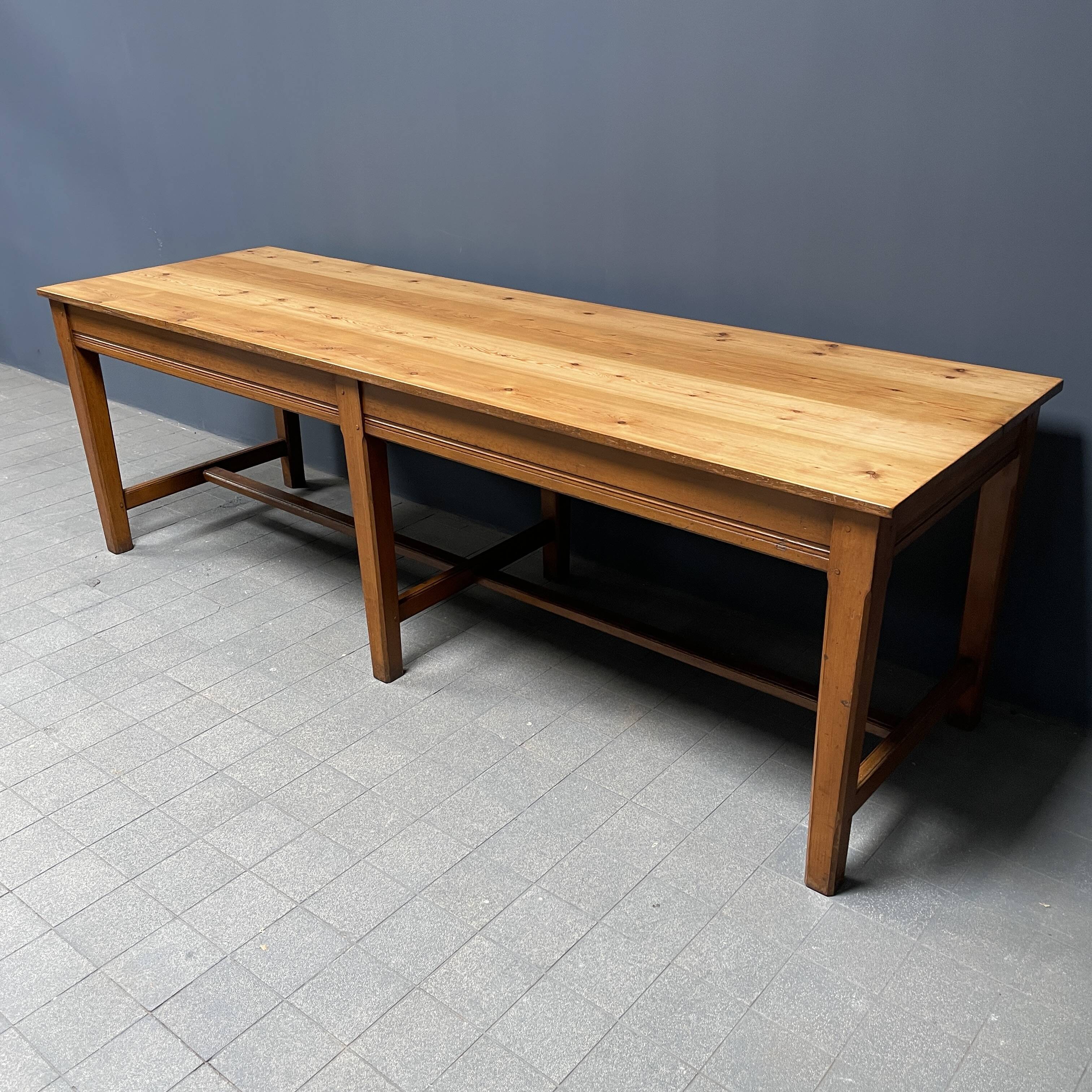 Grande table à draperie en bois antique