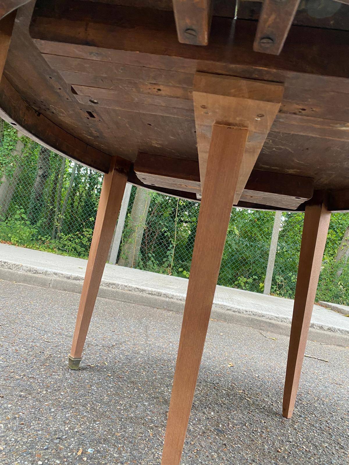 Renovated round extendable dining table made of solid mahogany from the 19th century.