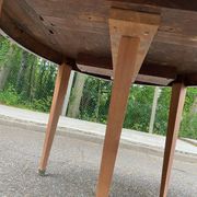 Renovated round extendable dining table made of solid mahogany from the 19th century.