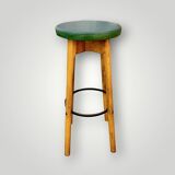 Ancien tabouret de bar en bois massif, métal et skaï vert
