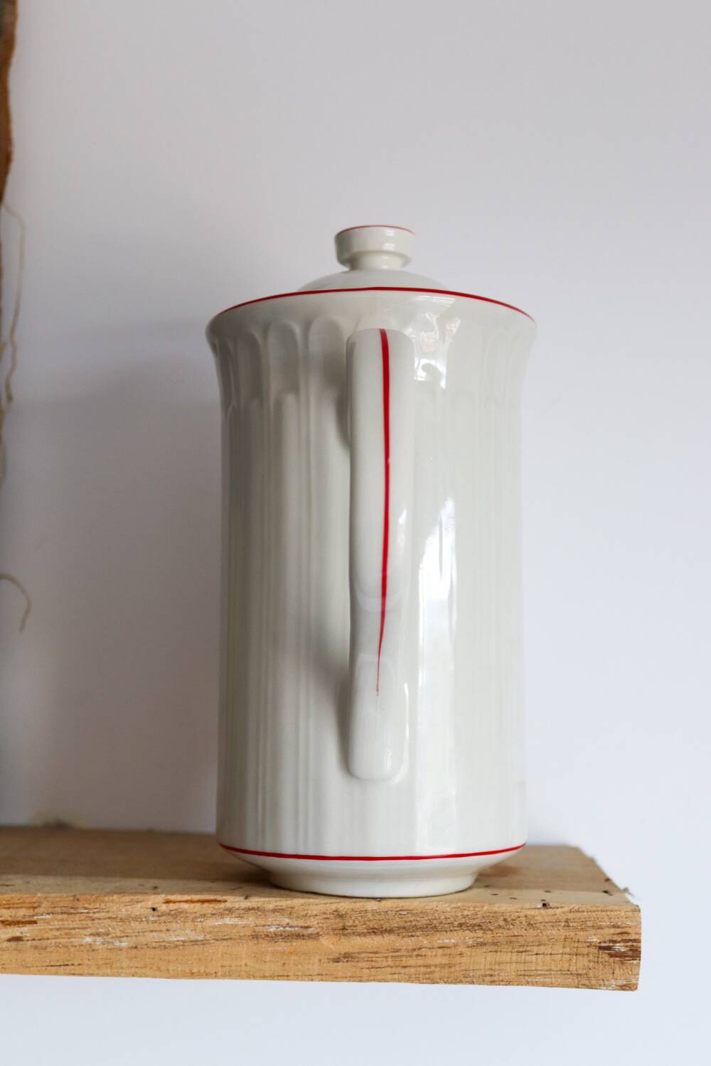 White porcelain coffee pot with red stripes – Model “Acanthus”