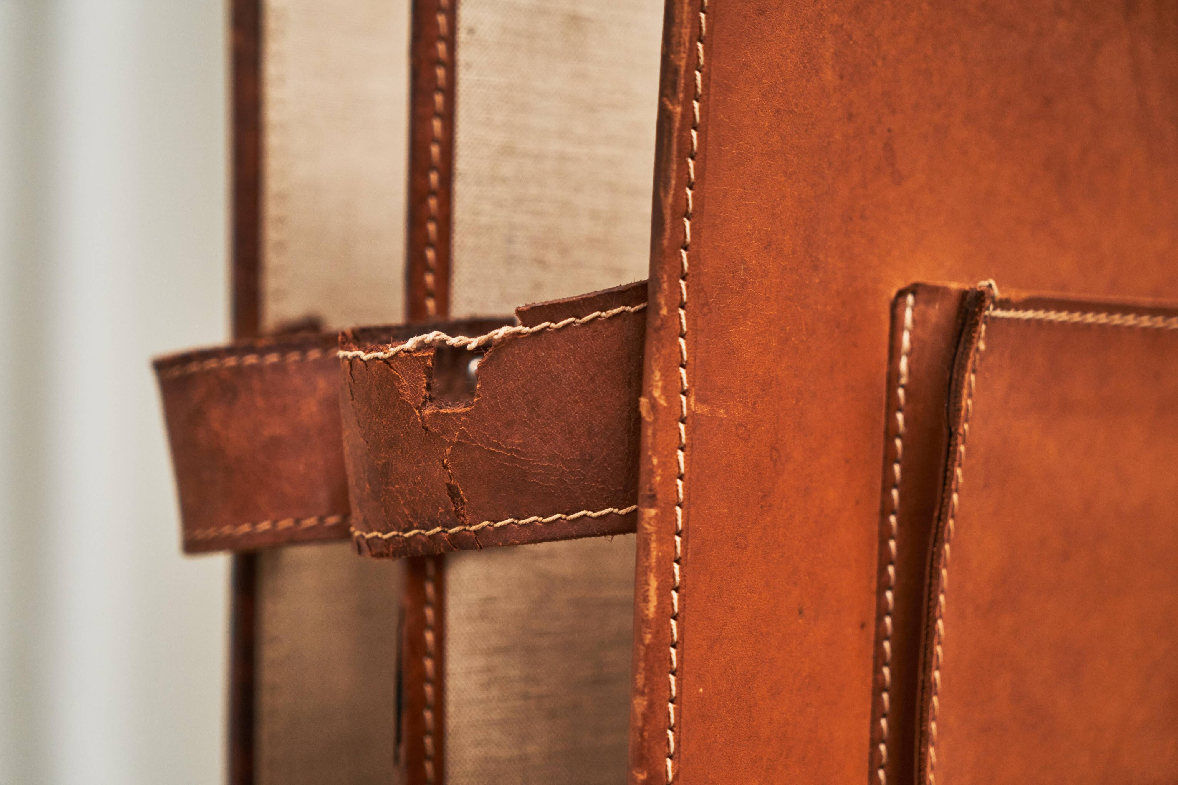 Trompe-l'Oeil magazine rack 'Actentasche' in patinated leather and canvas