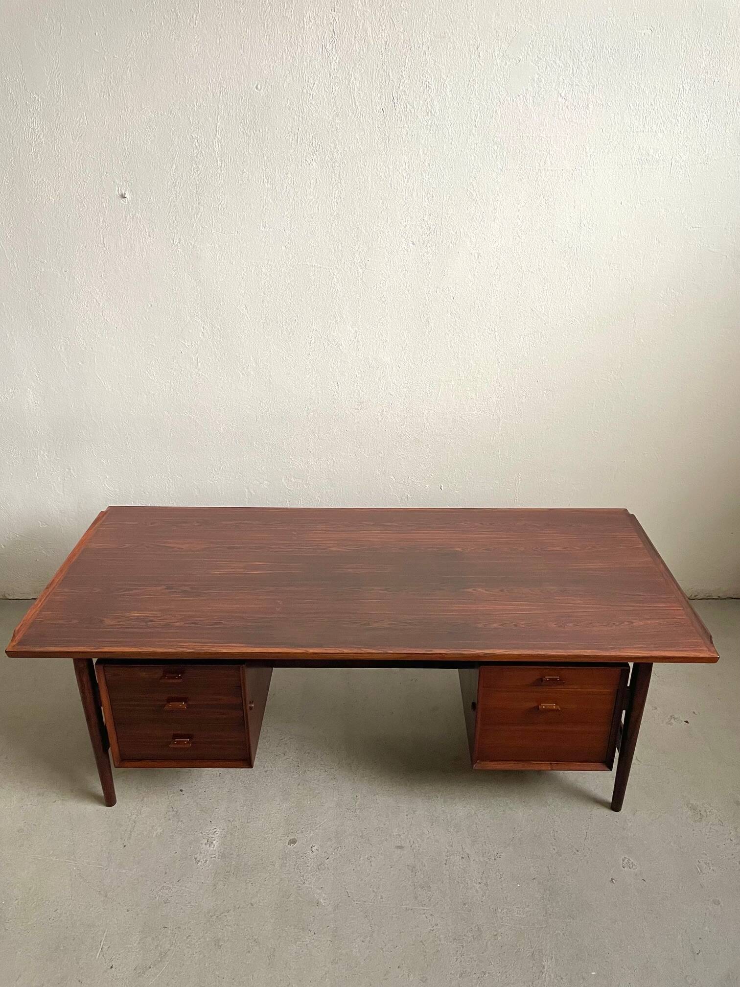 Rosewood Executive Desk by Arne Vodder, Model 207 – Scandinavian Modern Ico