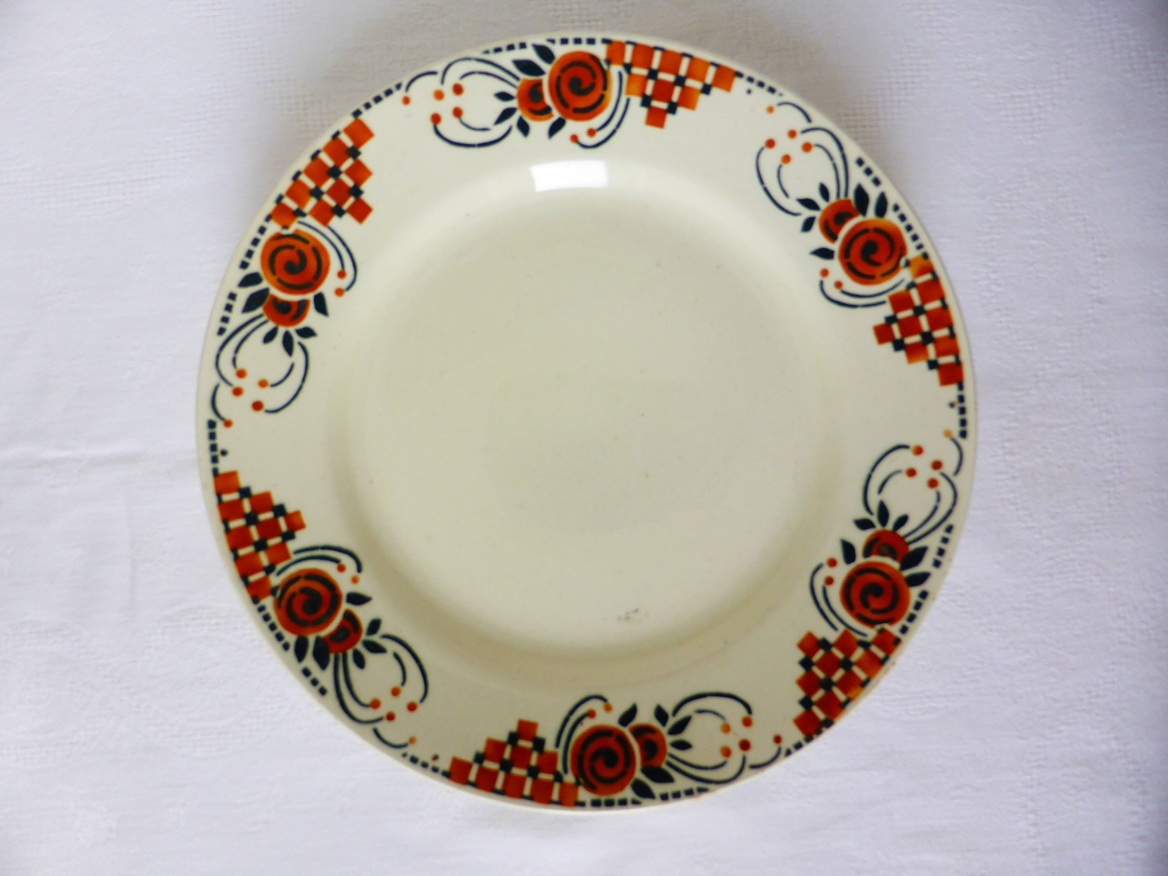 Flat serving dish on pedestal compote from St Amand, Roubaix model 210781
