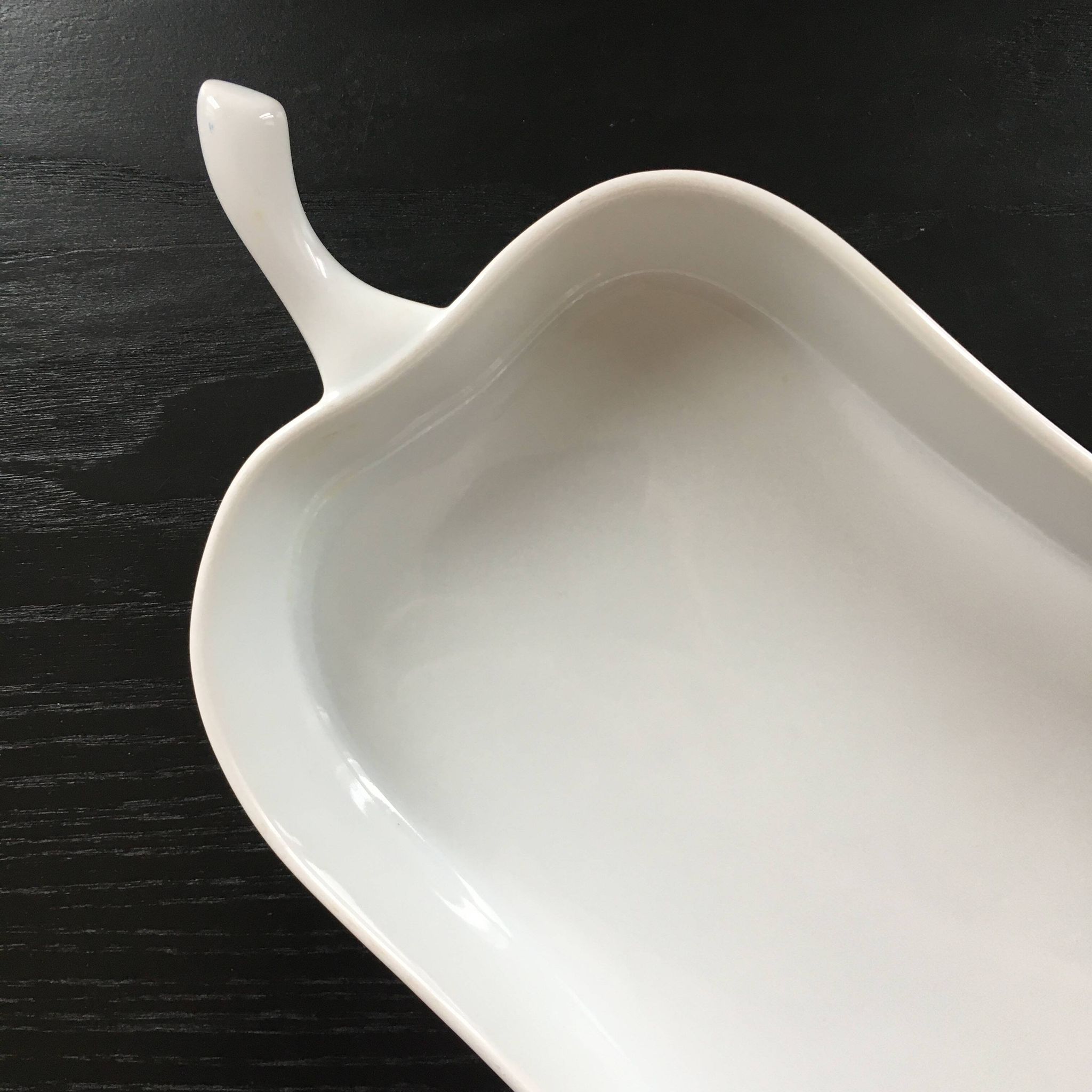 Plat a four blanc forme poire