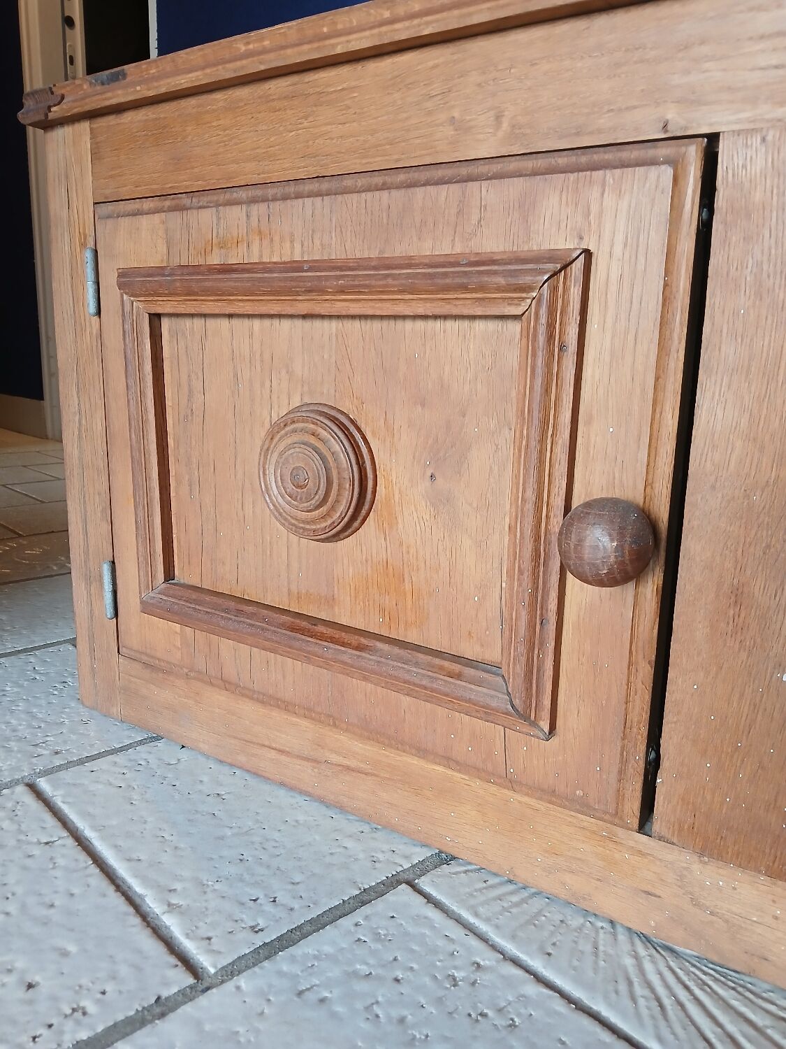 Low oak furniture in the Dudouyt style, with a sculpted front.