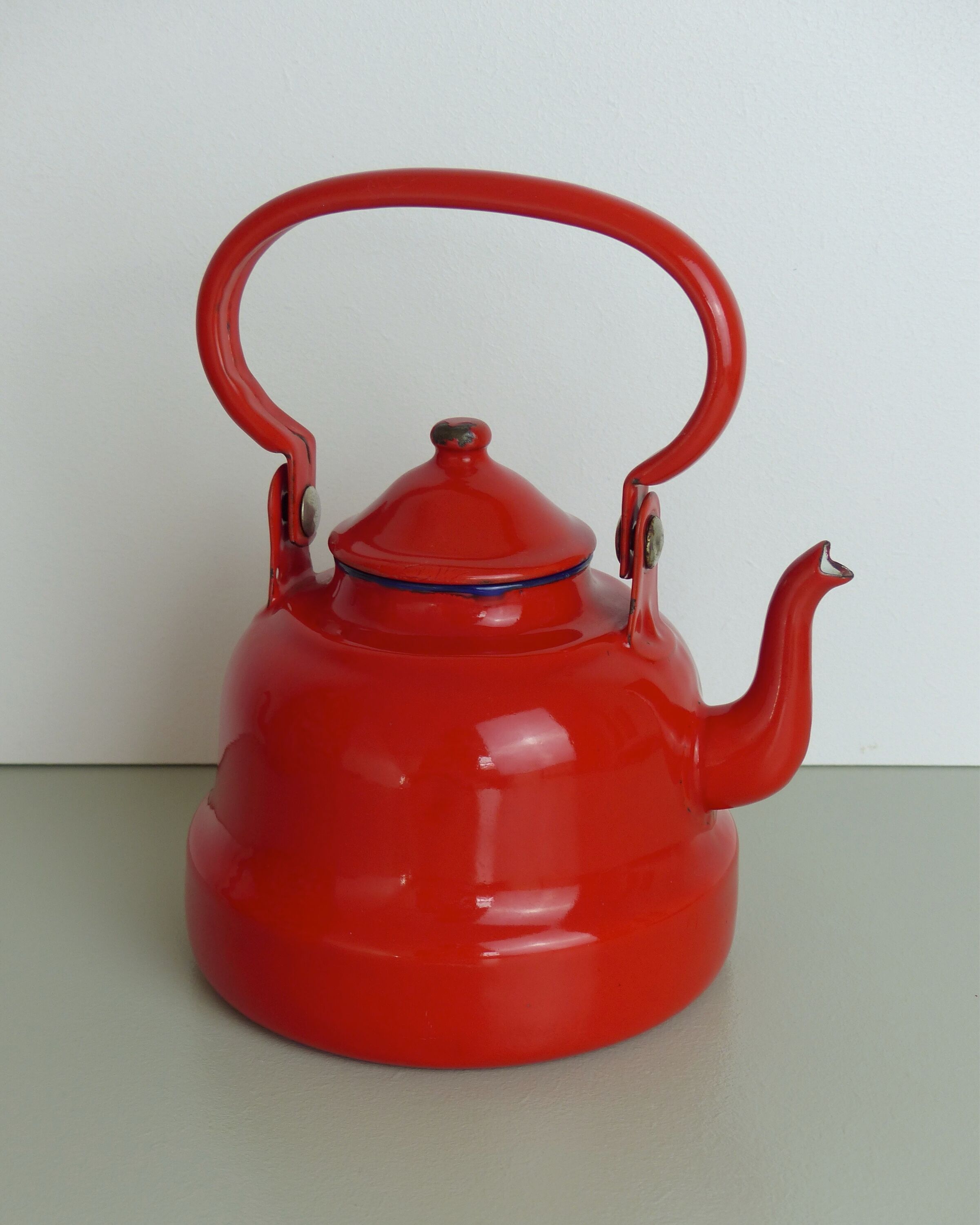 Set milk pot, kettle, coffee maker and red enamelled strainer