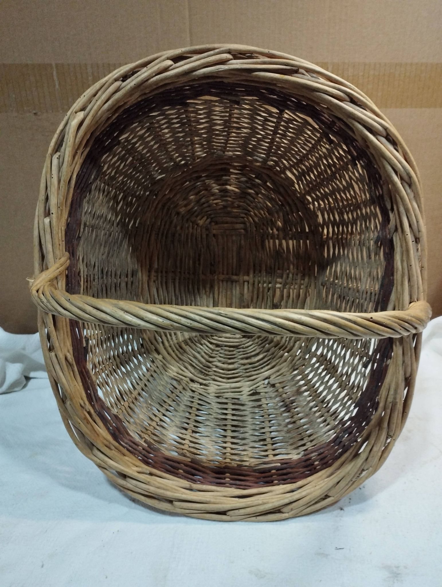 Ancien panier en osier bi couleur