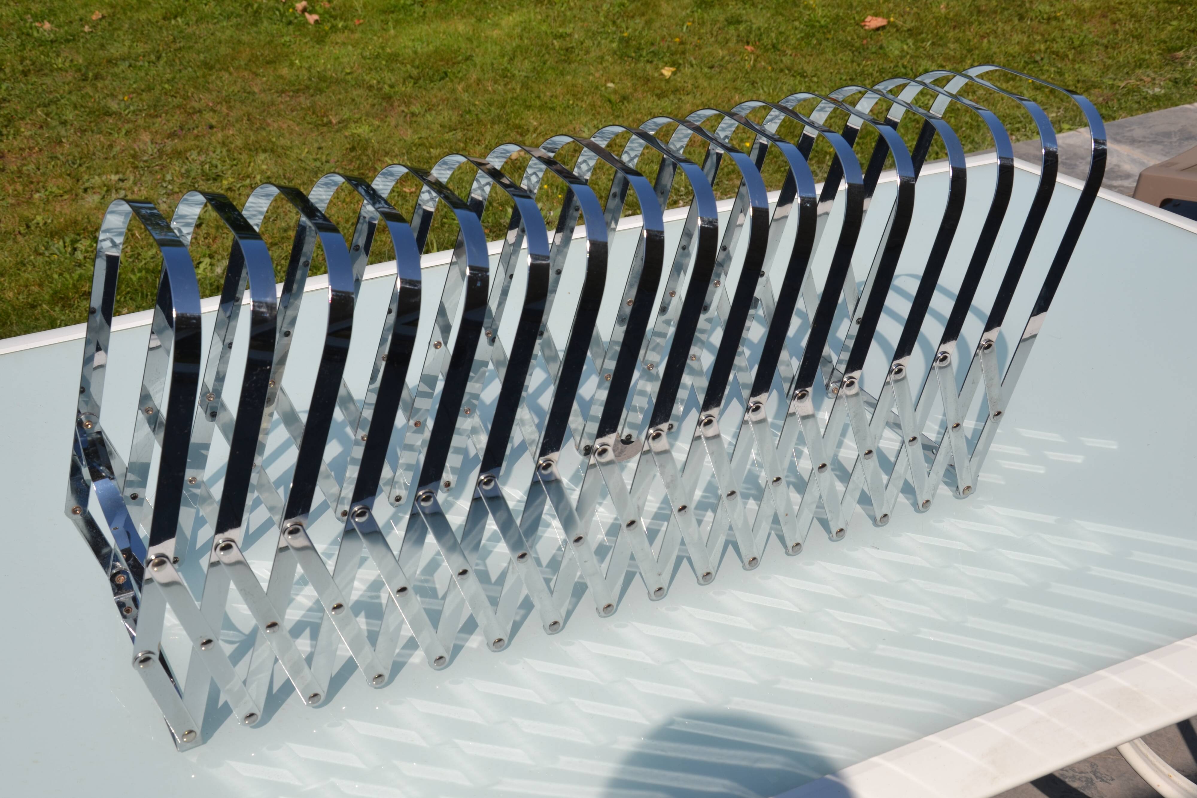 Expandable metal magazine rack