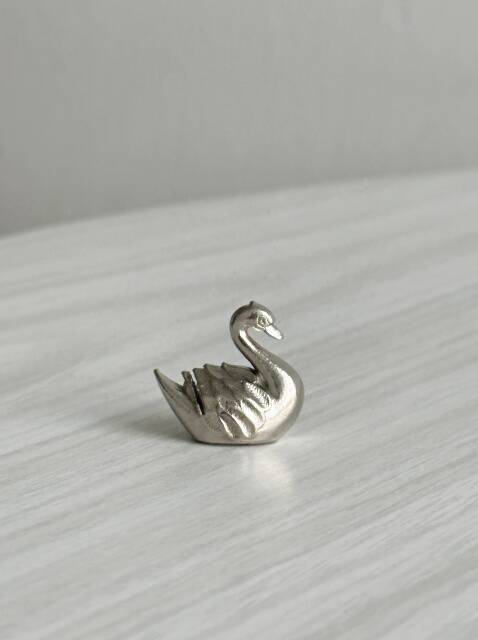 Metal swan name holders