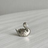 Metal swan name holders