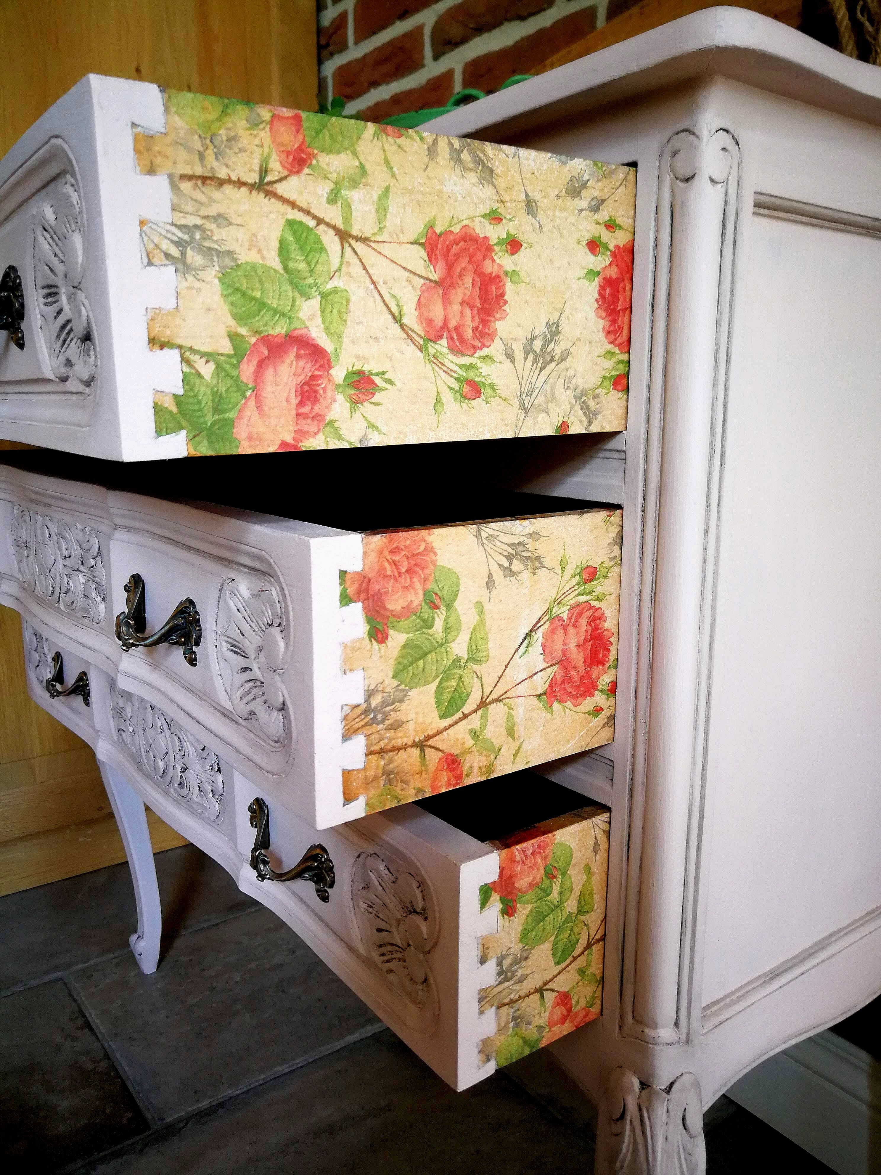 Queen Anne chest of drawers