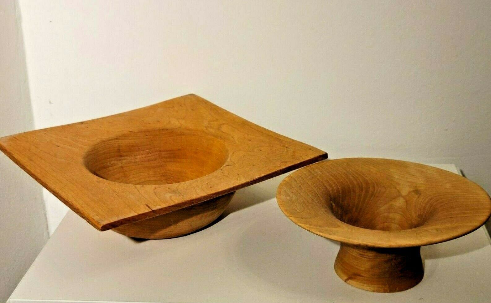 2 flared bowls in square and round wood