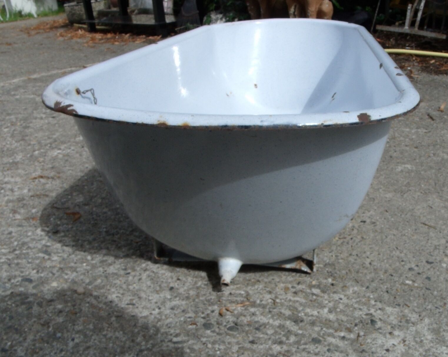 Enamelled child bathtub