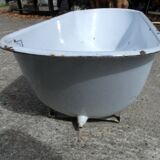 Enamelled child bathtub