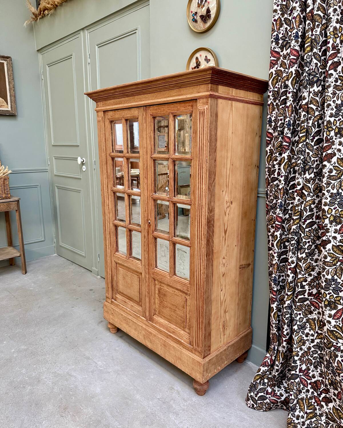 Glass cabinet (renovated)