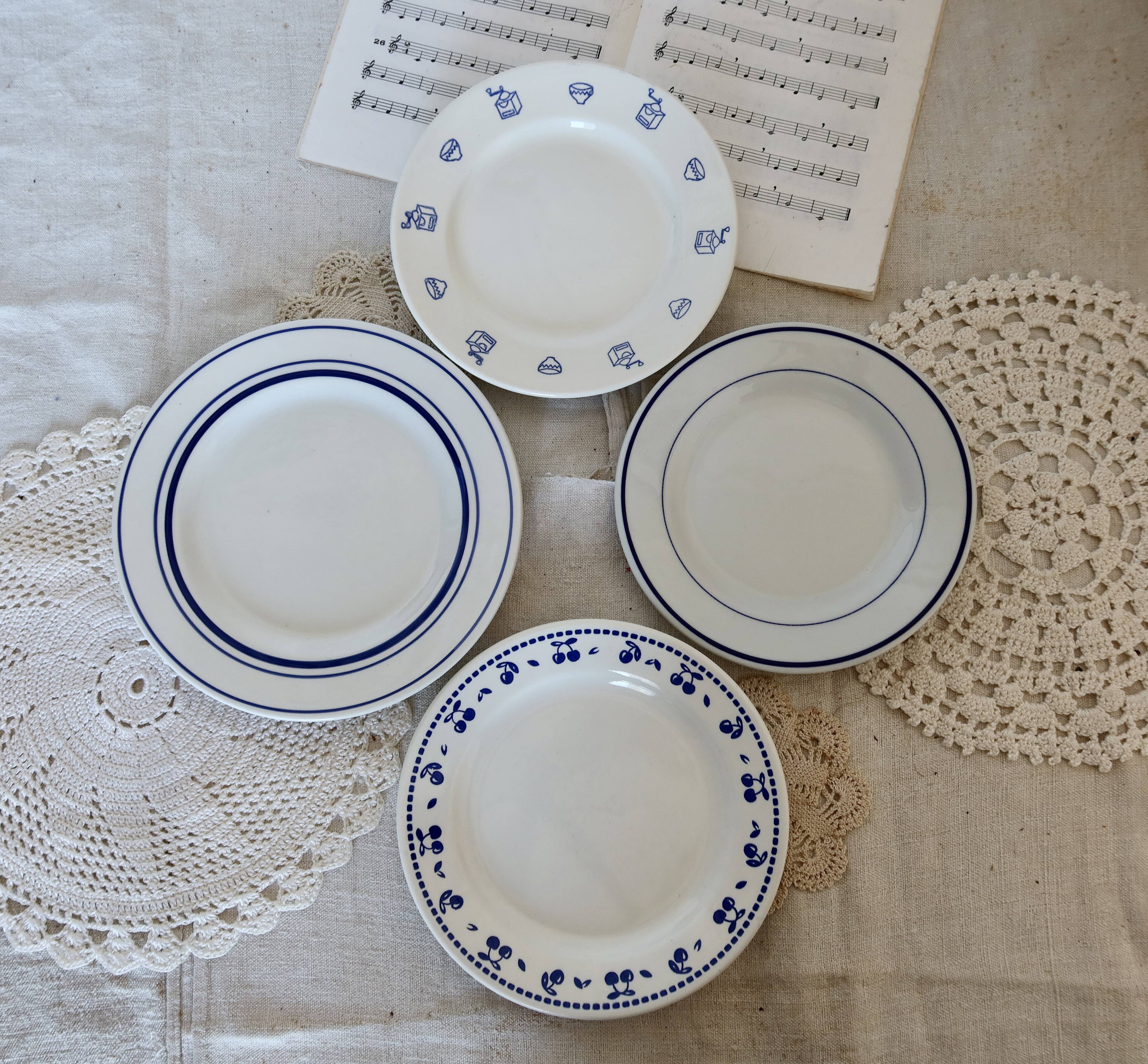 4 vintage porcelain and earthenware dessert plates, mismatched, blue and white, Isabella set