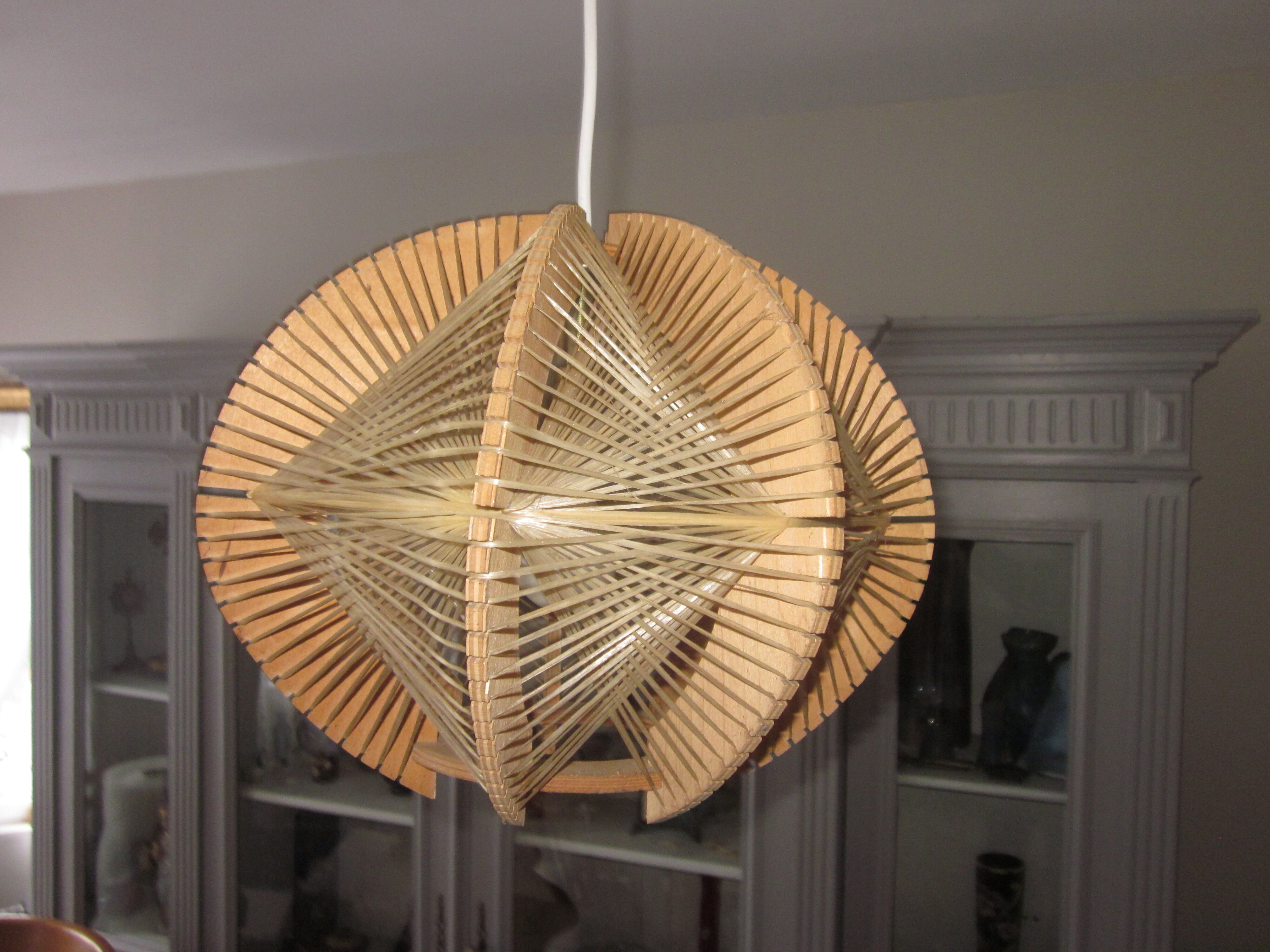 Suspension vintage en bois et fils