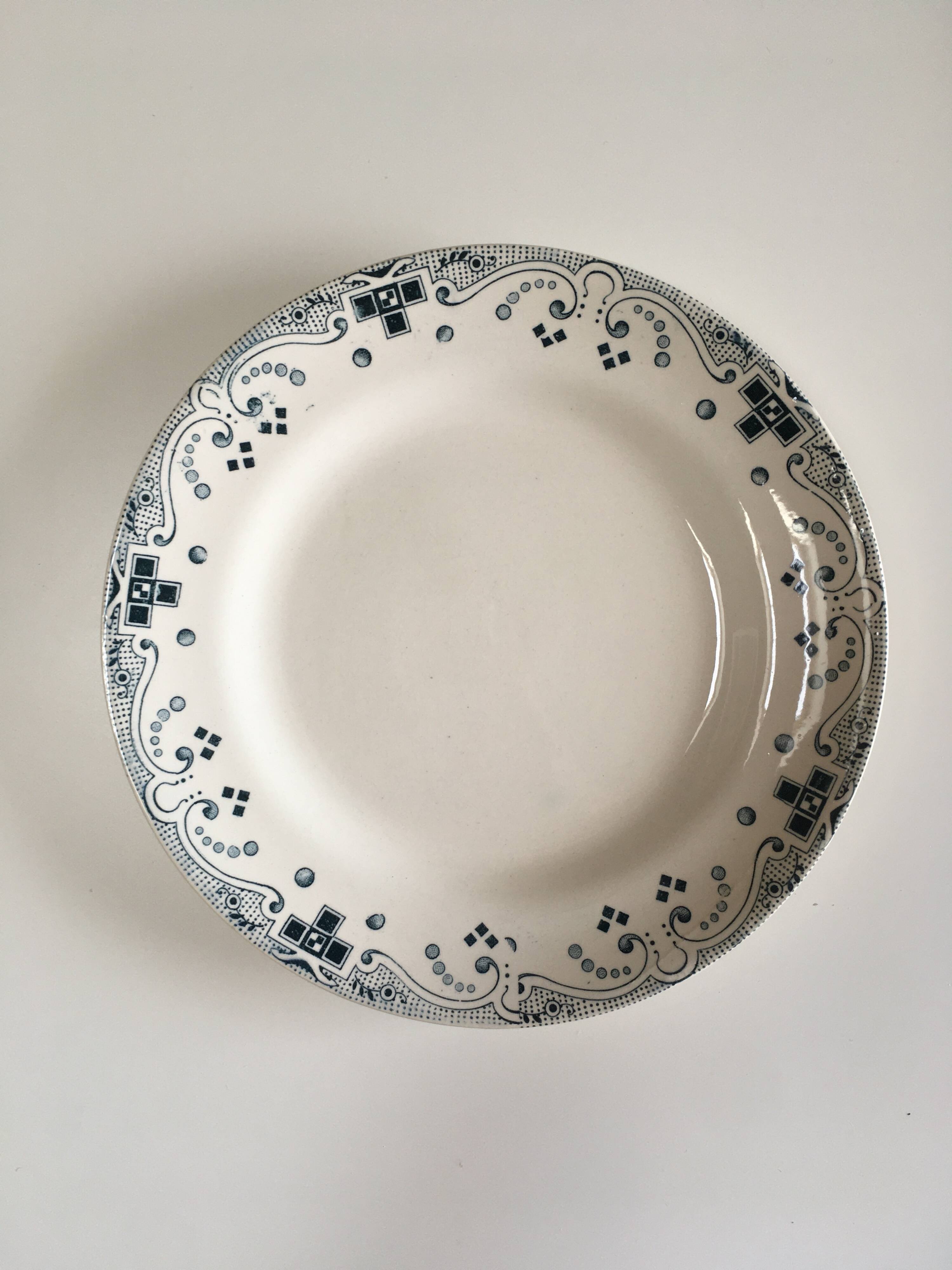 8 plates Moroccan model in earthenware - French manufacture